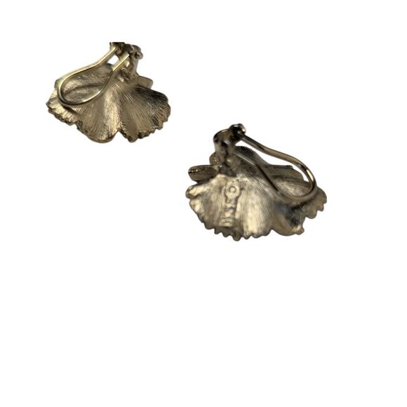 Vintage signed BSK gold tone textured leaves clip on earrings - Picture 5 of 6